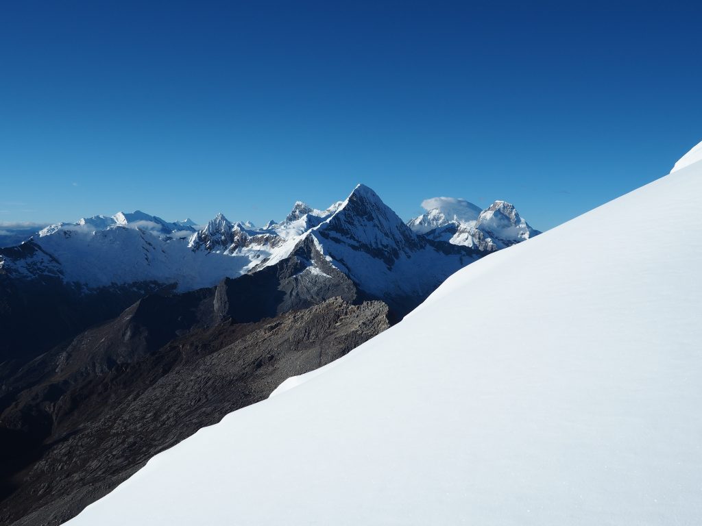 Alpine Prominenz. Artesonraju in Bildmitte. Rechts davon - die höchsten Gipfel Perus - Huascaran Sur und Norte in Wolken gehüllt